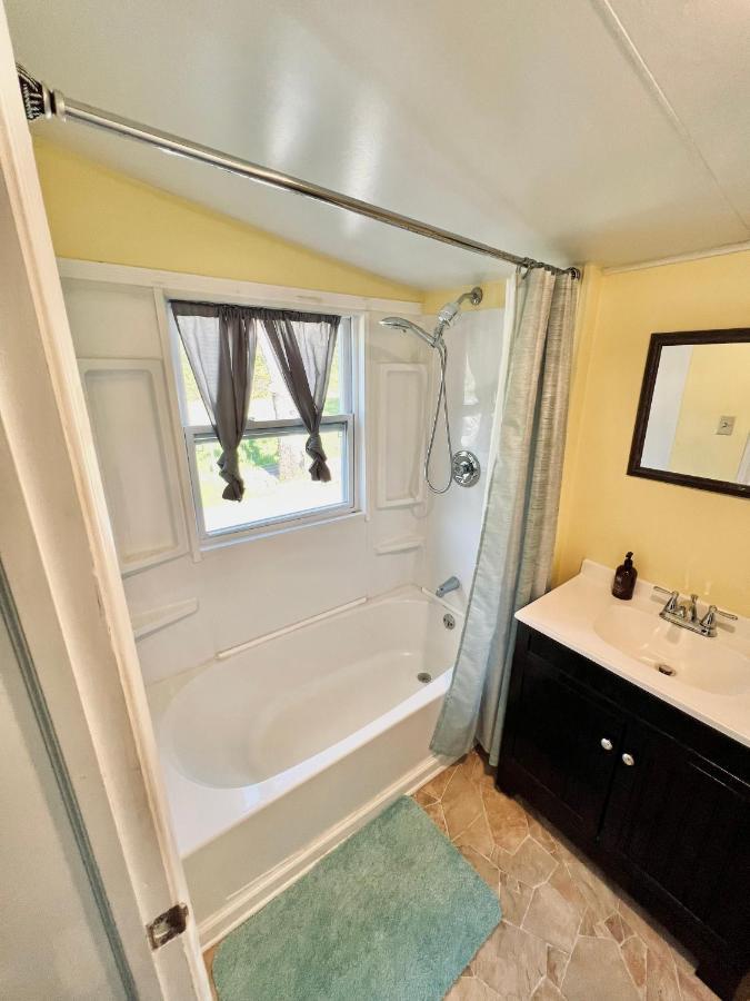 Giggling Creek Cottage - Bedjet! King Sized! Gazebo, 45 Acres, Arcades, Nintendo, More Henry Buitenkant foto